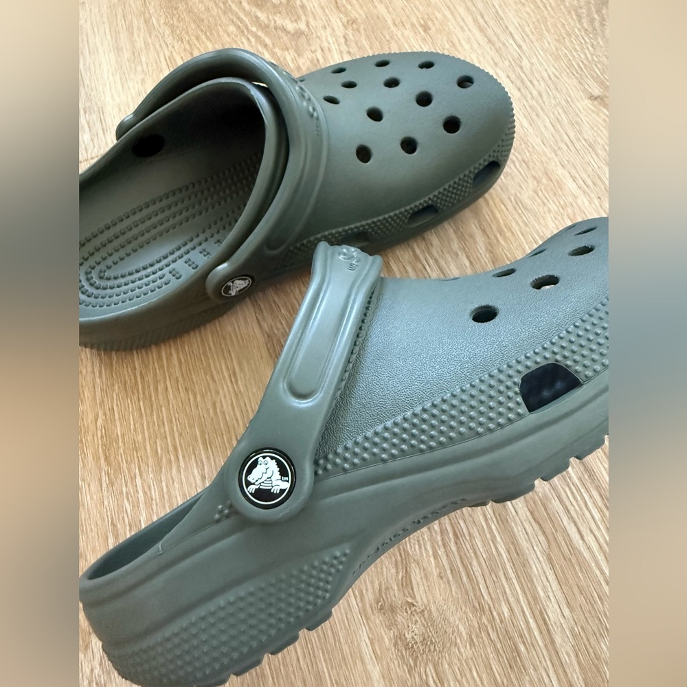 NEW COLOR CROCS Classic Clog Field Green W7/M5 - Picture 4 of 4